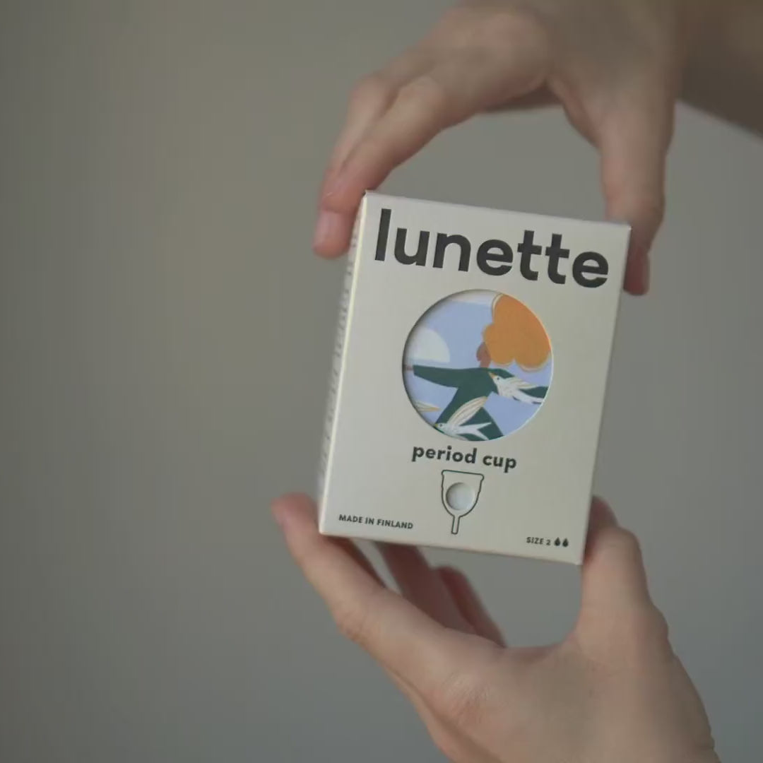 Unboxing the Lunette menstrual cup: the box, the linen pouch and the cup in hand